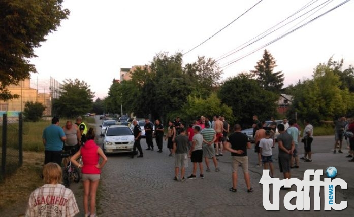 Извънредно: 7 ранени след меле между българи и роми СНИМКИ