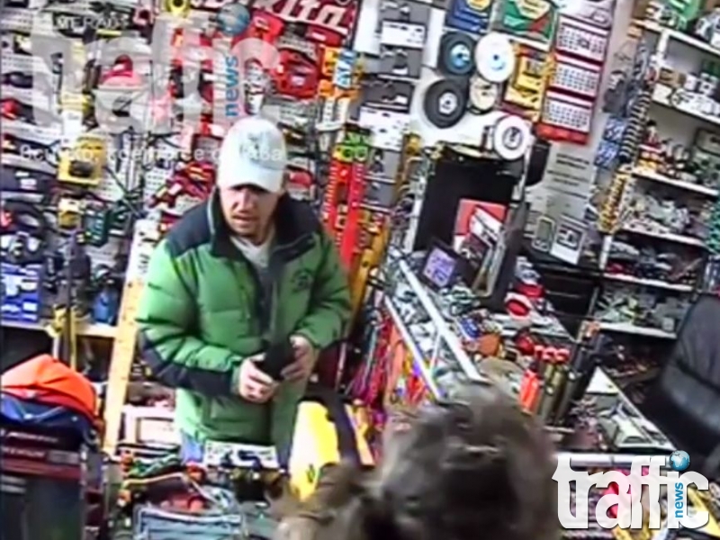 Нагъл крадец претараши магазин пред очите на продавачката ВИДЕО