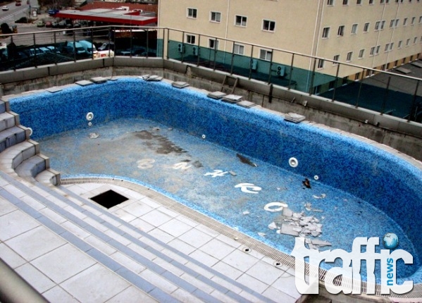 Махнаха басейна от хотела на Ванко 1, покривът протекъл