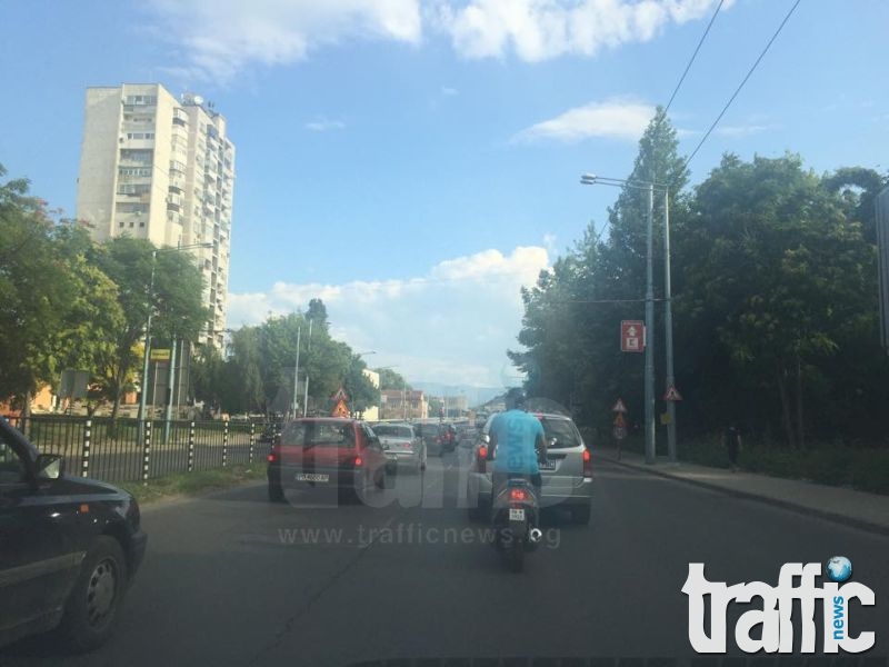 Повече от час задръстванията в Пловдив продължават СНИМКИ
