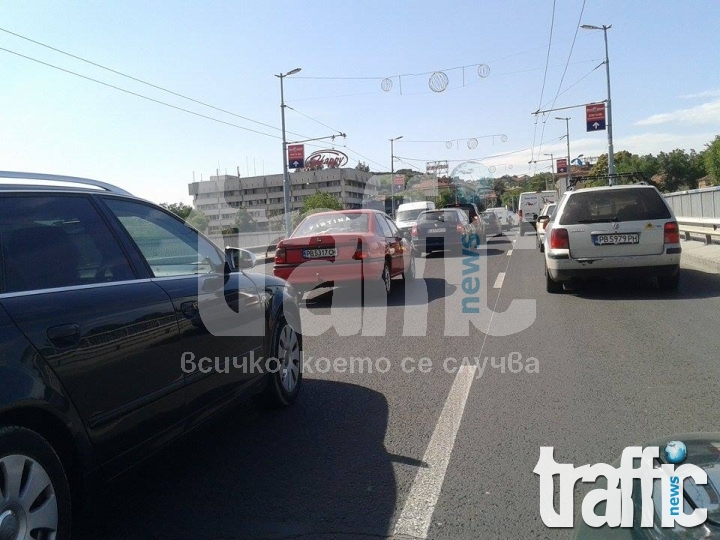 Задръстване блокира моста на Панаира СНИМКИ