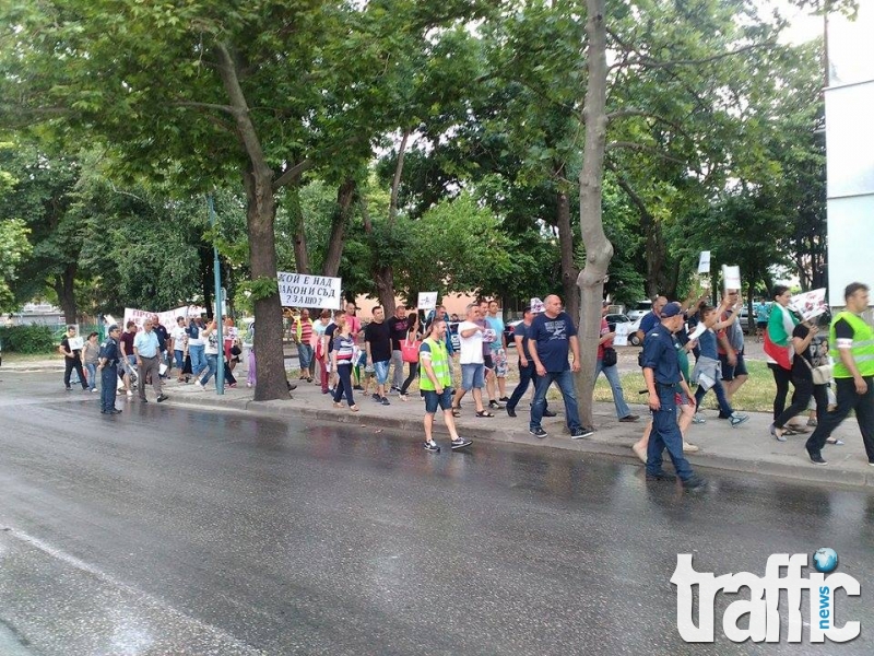 В Кючука затвориха булевард,  издигнаха лозунг: Пловдив - столица на беззаконието СНИМКИ и ВИДЕО