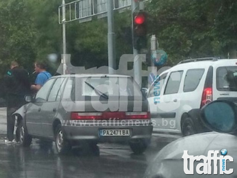 Лека катастрофа на кръстовището между два главни булеварда в Пловдив СНИМКИ