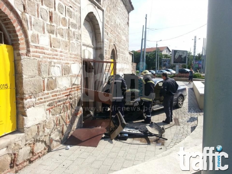 Кола прелетя над 5 метра в центъра на Пловдив! Заби се във вратата на Баня Старинна СНИМКИ 