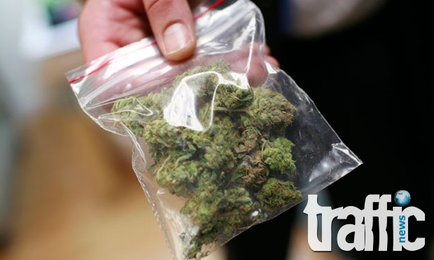 Полицаи арестуваха трима младежи с близо 130 грама марихуана