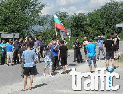 Гърмен сега: Българите протестират, ромите за гъби