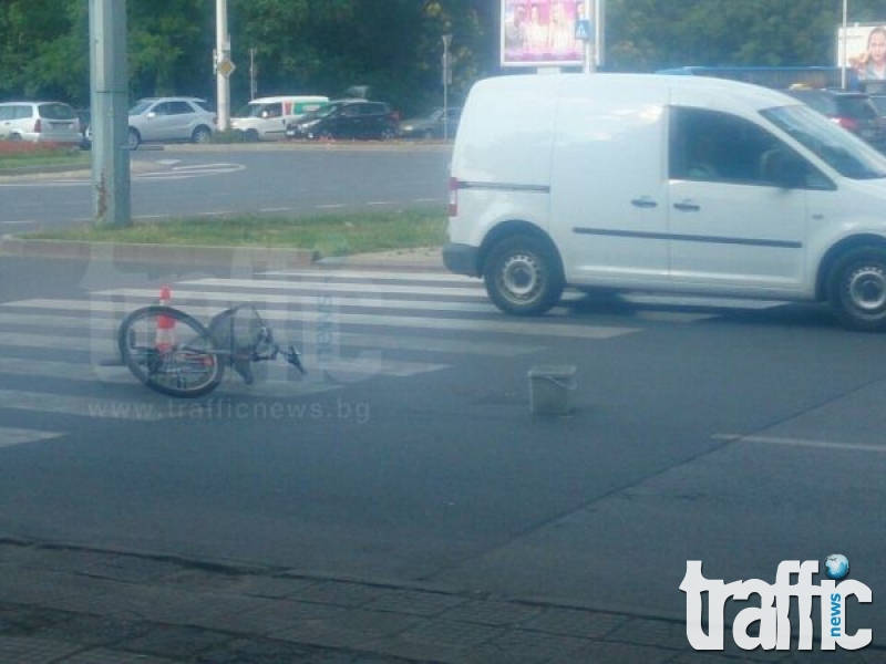 Велосипедист с разбита глава след удар с кола на пешеходна пътека СНИМКИ