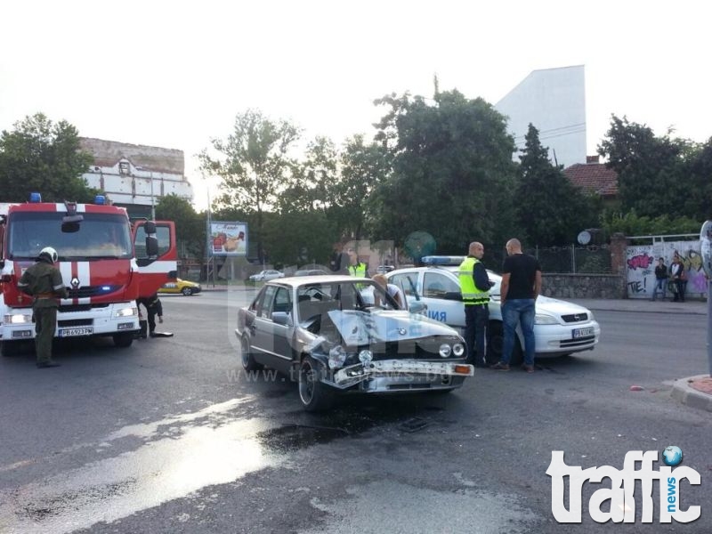 БМВ се заби в Опел на Сточна, двама пострадаха СНИМКИ