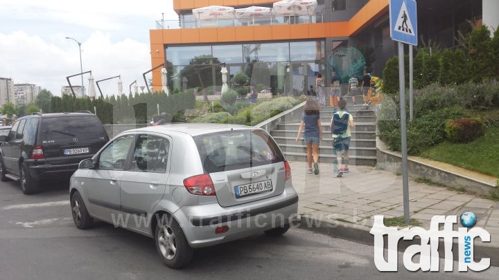 Мързелив шофьор завзе пешеходна пътека, за да отиде на пазар СНИМКИ 
