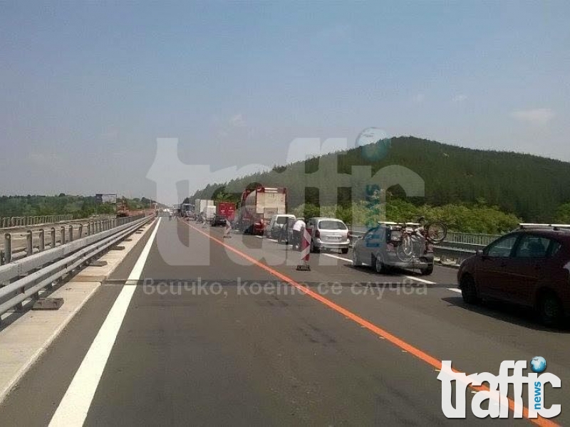 Челен сблъсък между кола и автовоз затворил магистрала 