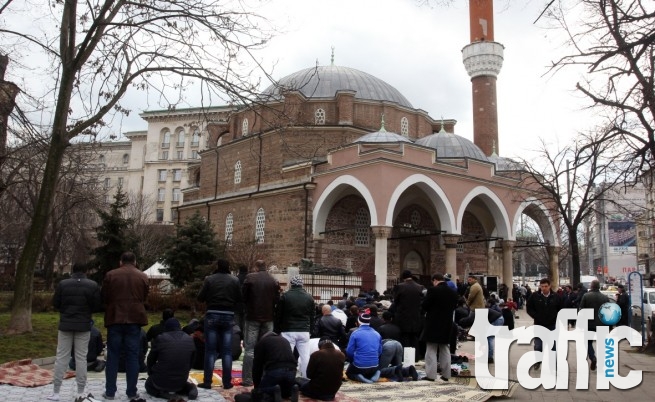 Мюсюлмани излизат на протест в центъра на Карлово, кметът им забранява