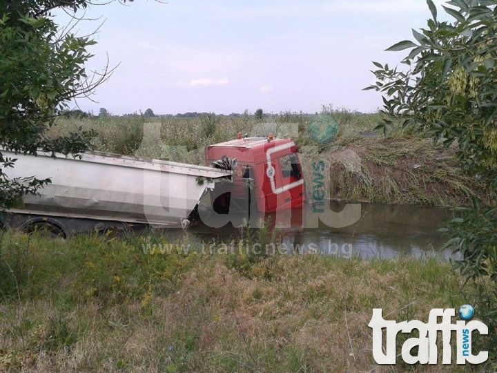 Камион се обърна в канавка на околовръстното на Пловдив СНИМКИ