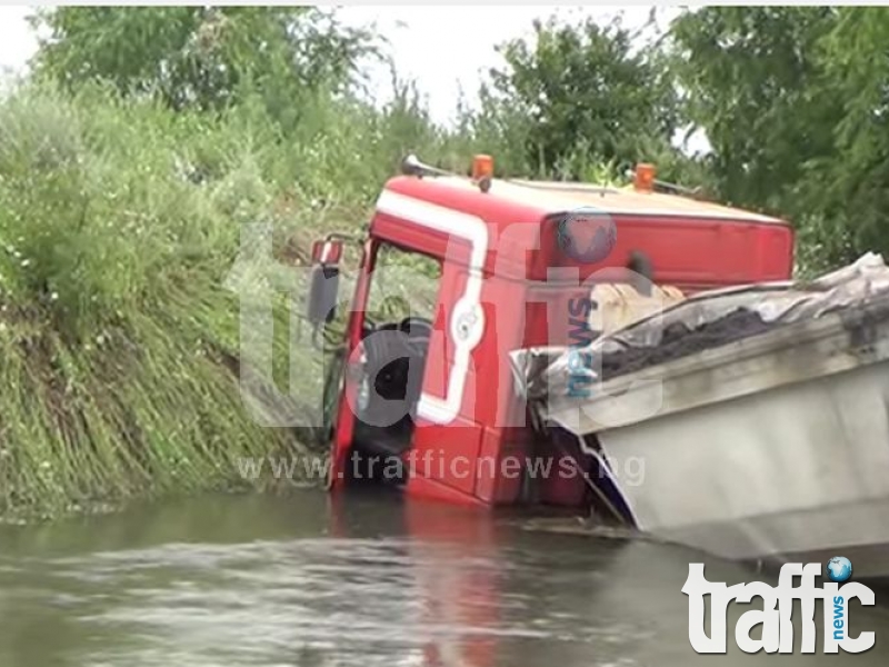 ВИДЕО от обърнатия в канавка камион на околовръстното на Пловдив