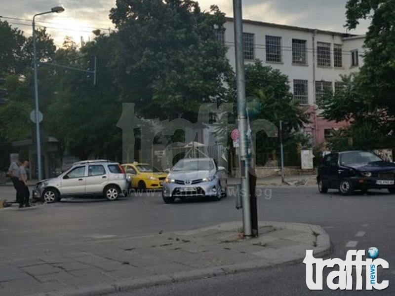 Сблъсък между Голф и Хонда в Източен втрещи минувачи СНИМКИ