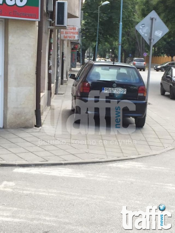 Наглец паркира на тротоар в Пловдив