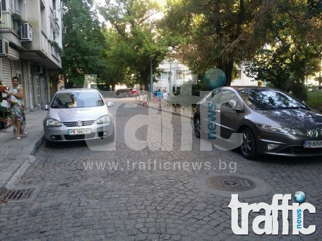 Наглеци блокират ежедневно уличка в центъра на Пловдив СНИМКИ