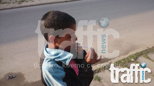 Възмутително! Циганчета пушат като комини в Пловдив СНИМКИ