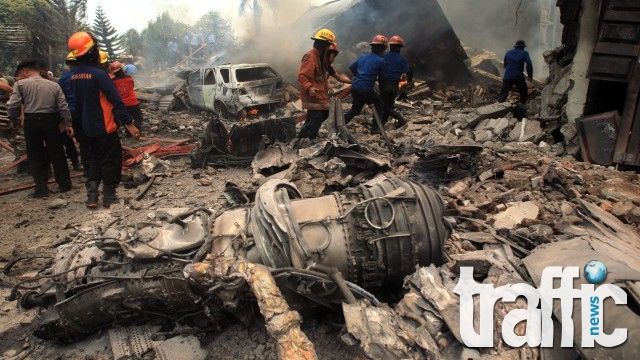 Броят на жертвите от самолетната катастрофа в Индонезия нарасна до 141