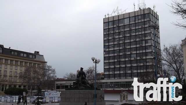 Пожарни летят към Партийния дом в Пловдив, евакуираха сградата