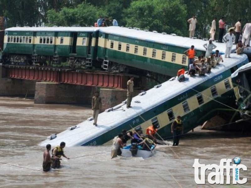 Влак дерайлира и падна в канал в Пакистан