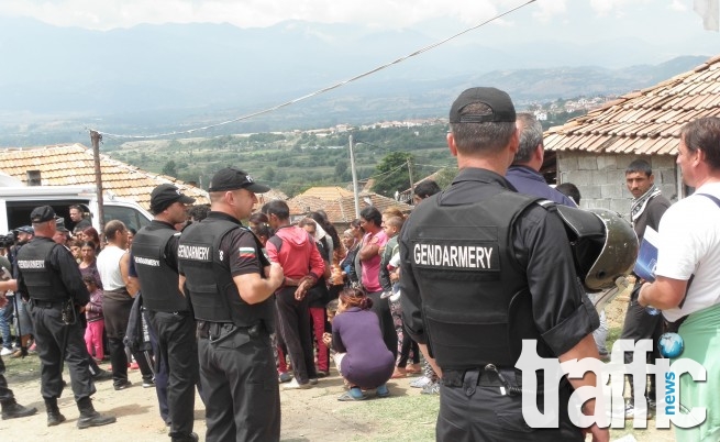 Полицаи пазят Общината от протестиращи в Гърмен