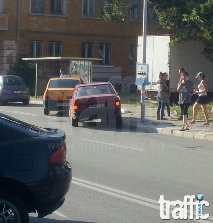 Две коли катастрофираха до оживена спирка в Асеновград СНИМКИ 