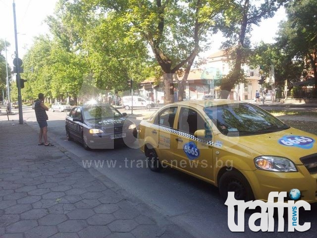 Такси отнесе възрастен мъж до Търговската гимназия СНИМКИ