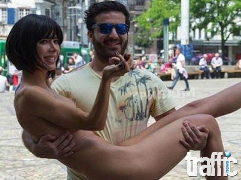 Известна художничка се снима гола пред Айфеловата кула СНИМКИ