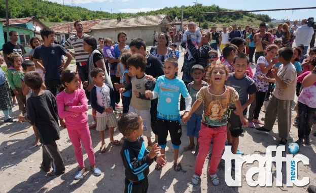 Цигани празнуваха спирането на багерите в Гърмен 