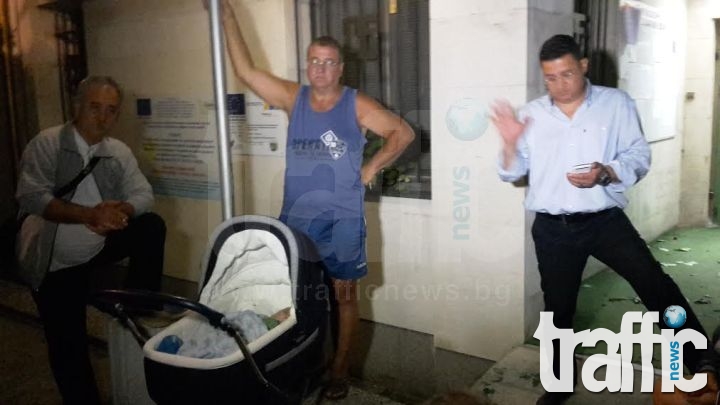 Майки с деца се вдигнаха на протест в Сопот, кметът ги праща на хотел СНИМКИ