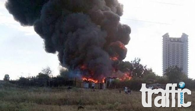 Голям пожар гори край Небостъргача в Бургас