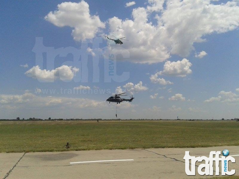 Бойни хеликоптери в небето над Пловдив СНИМКИ