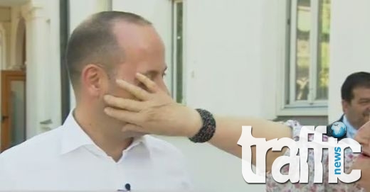 Фенка на Радан Кънев му налетя с милувки по време на интервю