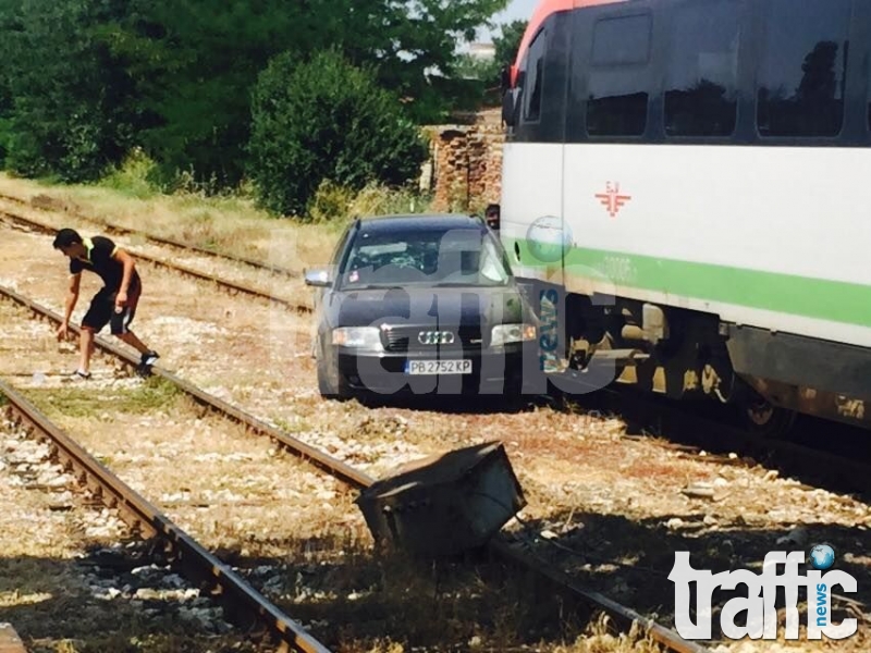 Първо в ТrafficNews.bg: Влак премаза кола на прелез в Пловдив СНИМКИ