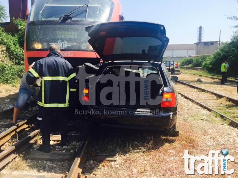 Хората от влака премазал кола: Стресирани сме СНИМКИ