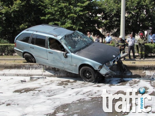 Кола се качи върху мантинелата в Русе