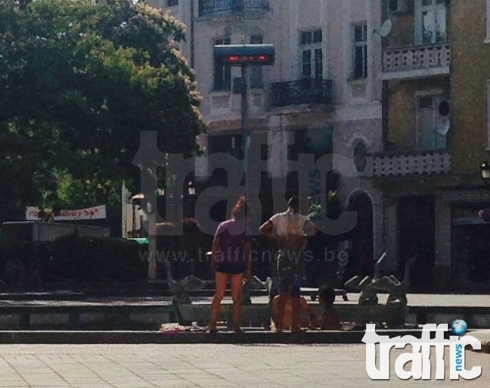 Циганчета се плацикат във фонтана под прозореца на кмета СНИМКИ