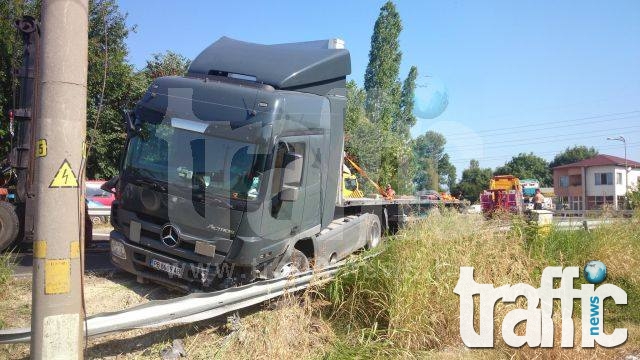 ТИР  катастрофира на изхода на Пловдив,  затапи пътя към Ягодово СНИМКИ