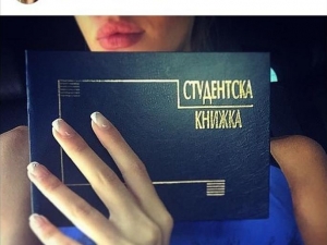 Бившата на Благой Георгиев се похвали със студентска книжка