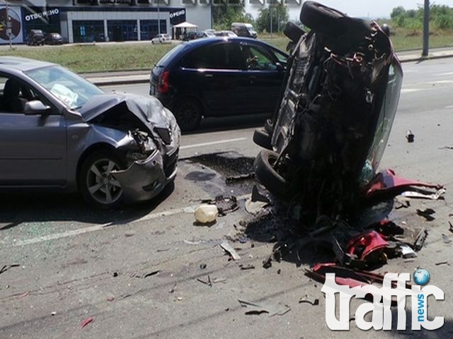 Тежка катастрофа на главен булевард, малко дете е ранено СНИМКИ