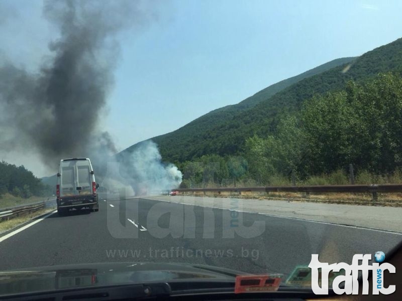 Не е за вярване: ТИР отнесе пътната помощ с изгорялата кола СНИМКА