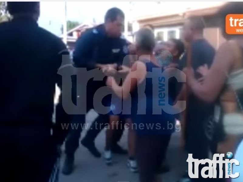 20 роми срещу 4 полицаи в столичния квартал 