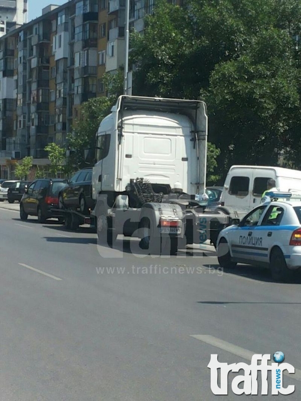 Влекач се натресе в кола на булевард България СНИМКИ