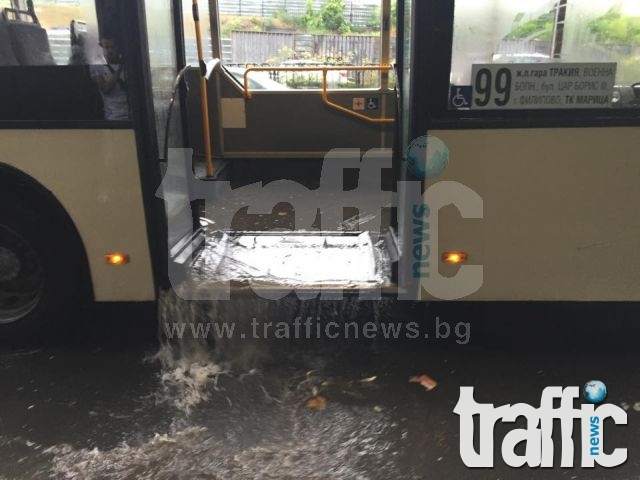 Автобус от градския транспорт се наводни. Шофирането в града- невъзможно! СНИМКИ