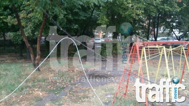 След бурята: Скъсани кабели висят над детска площадка СНИМКИ