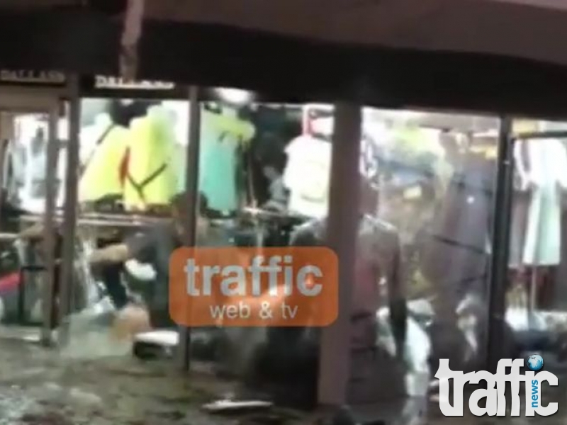 Мъж в капана на водното бедствие в Пловдив, троши витрините, за да се измъкне ВИДЕО