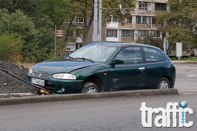 Шофьор избяга след като катастрофира при гонка в Бургас