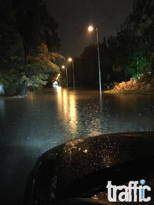 Нов потоп в Пловдив! Блокирани булеварди, улици без ток, наводнени сгради СНИМКИ