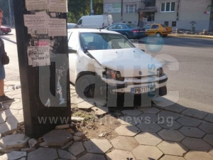 ВИДЕО от катастрофата с Аудито, връхлетяло тротоар