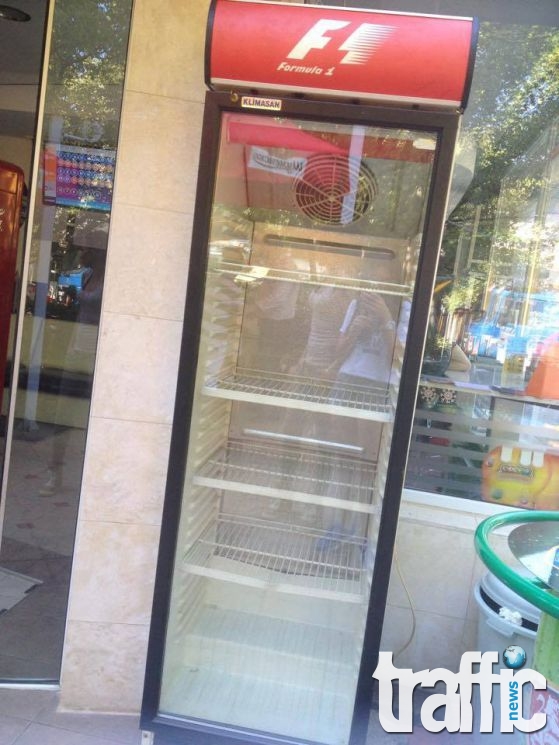 Благородна кауза: Празни хладилници събират храна за бездомните